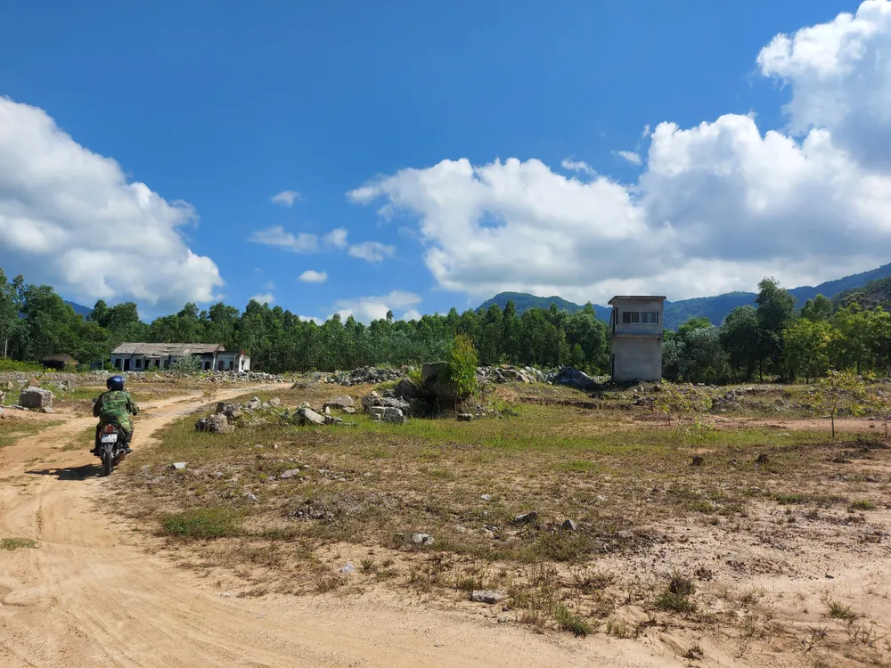 Dãy nhà ở lụp xụp và nhà canh gác bỏ hoang tàn dưới chân núi Hồng Lĩnh Dãy nhà ở lụp xụp và nhà canh gác bỏ hoang tàn dưới chân núi Hồng Lĩnh