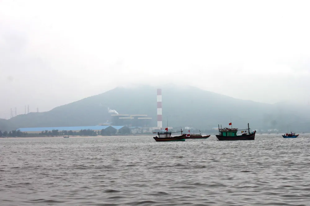 Nhà máy Nhiệt điện Vũng Áng 1 nhìn từ ngoài biển vào