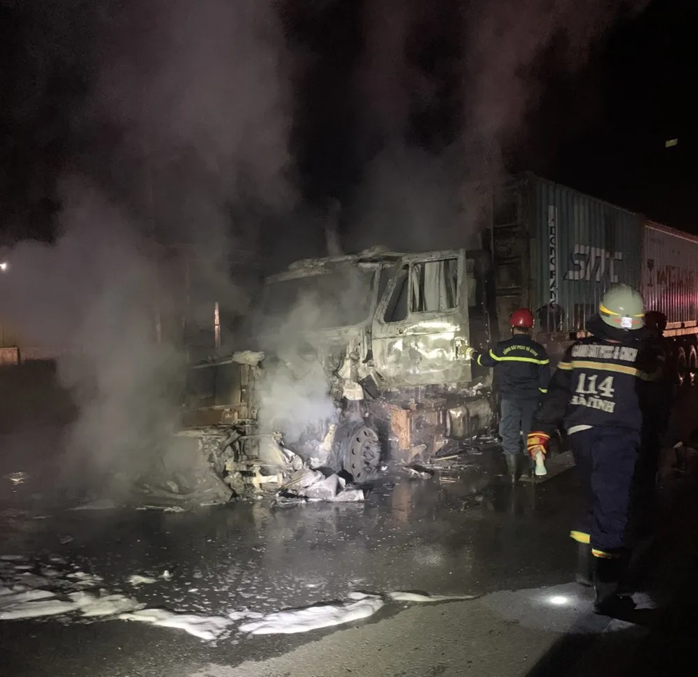 Xe đầu kéo bị cháy trụi phần cabin Xe đầu kéo bị cháy trụi phần cabin