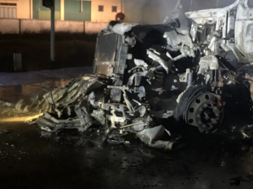 Xe đầu kéo bị cháy trụi phần cabin Xe đầu kéo bị cháy trụi phần cabin