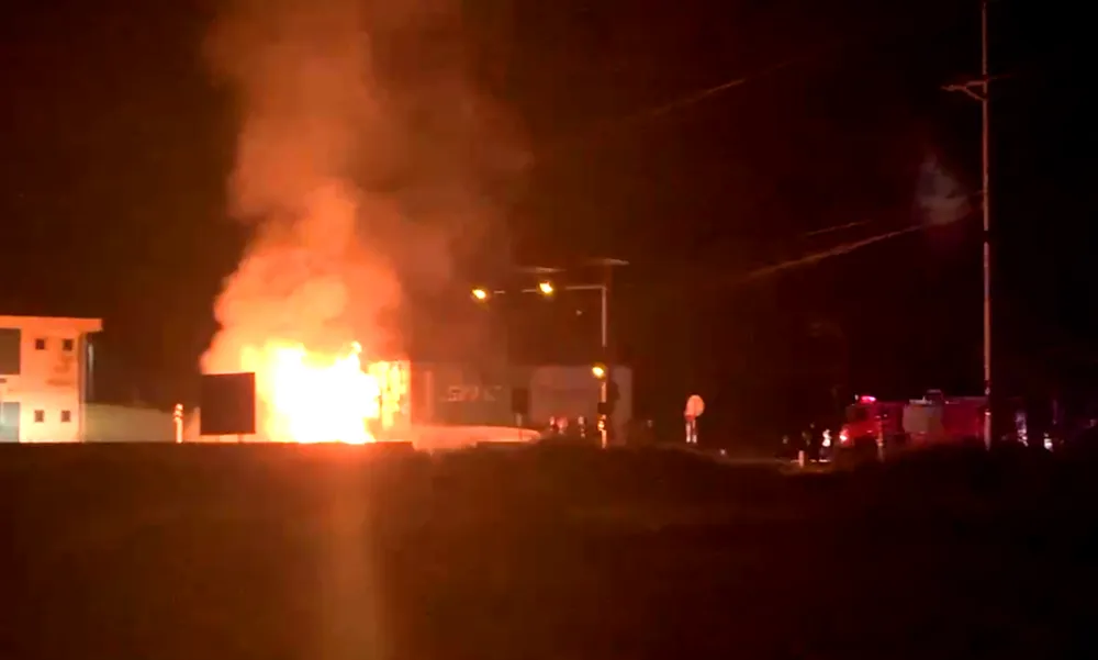 Hiện trường xe đầu kéo bốc cháy dữ dội Hiện trường xe đầu kéo bốc cháy dữ dội