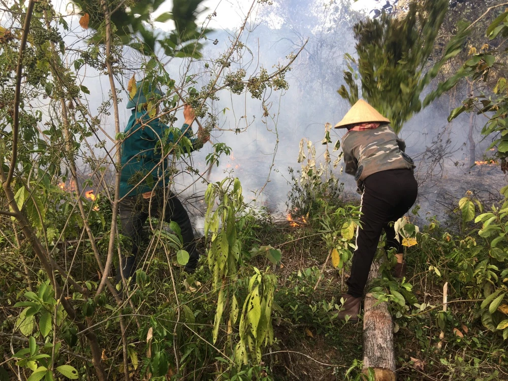 Thời điểm mọi người tham gia dập lửa 