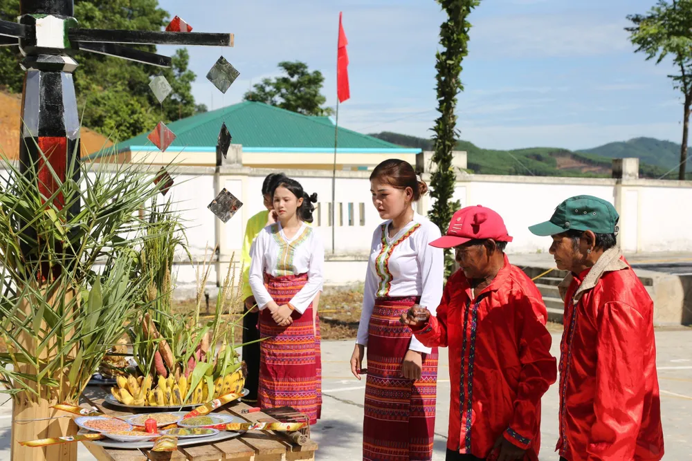 Bà con dân tộc Chứt làm lễ cảm tạ đất trời, cầu mong mưa thuận gió hòa Bà con dân tộc Chứt làm lễ cảm tạ đất trời, cầu mong mưa thuận gió hòa