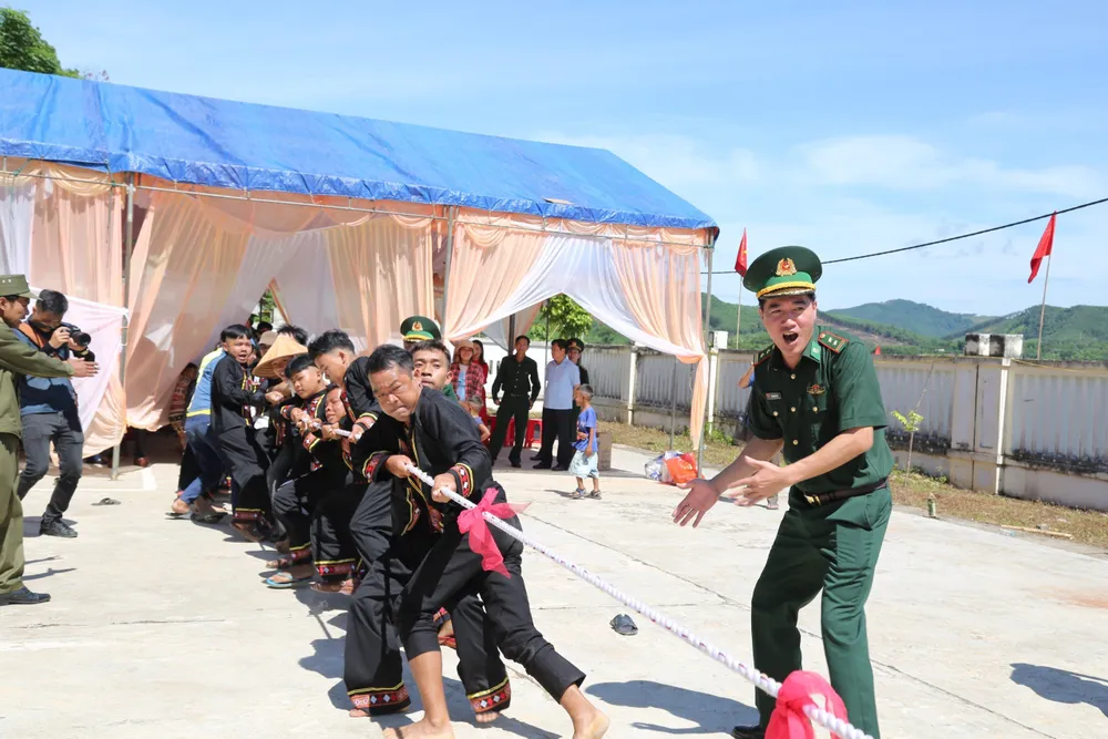 Sau nghi thức cúng lễ, bà con dân bản tổ chức các trò chơi dân gian như: kéo co... Sau nghi thức cúng lễ, bà con dân bản tổ chức các trò chơi dân gian như: kéo co...