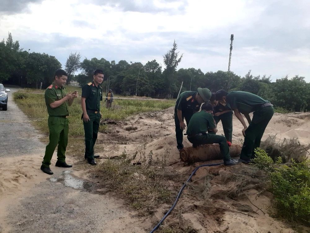 Lực lượng chức năng kiểm tra quả bom trước lúc di chuyển về khu vực xử lý