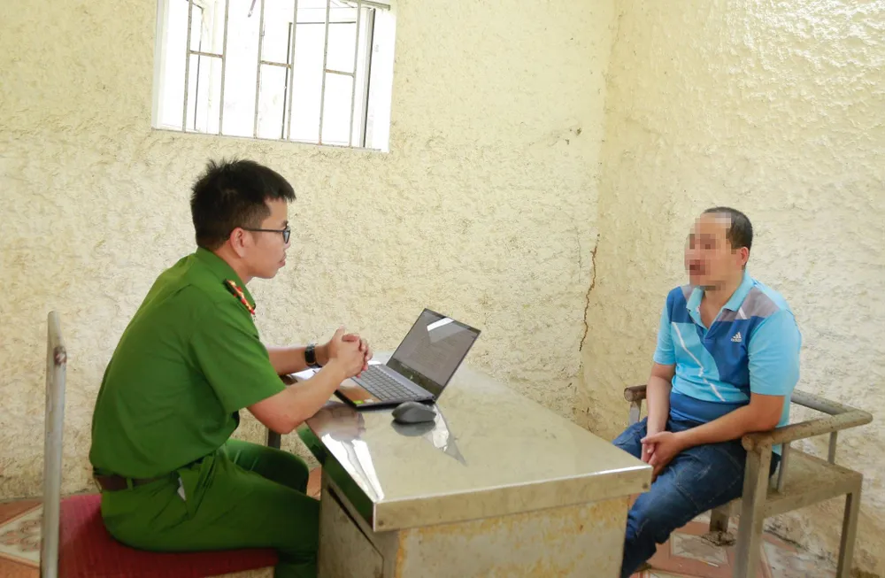 Đối tượng Nguyễn Phú Vinh tại cơ quan điều tra Đối tượng Nguyễn Phú Vinh tại cơ quan điều tra