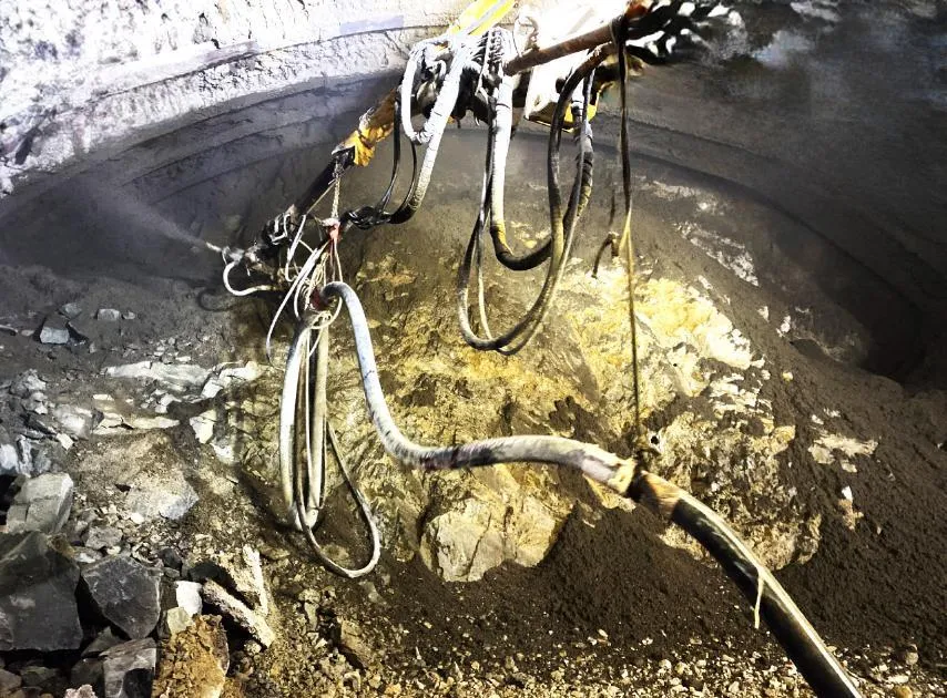 Đưa mũi khoan vào sâu lòng núi, mở hầm số 3 (thuộc gói thầu XL03) cao tốc Bắc - Nam phía Đông, đoạn qua tỉnh Quảng Ngãi