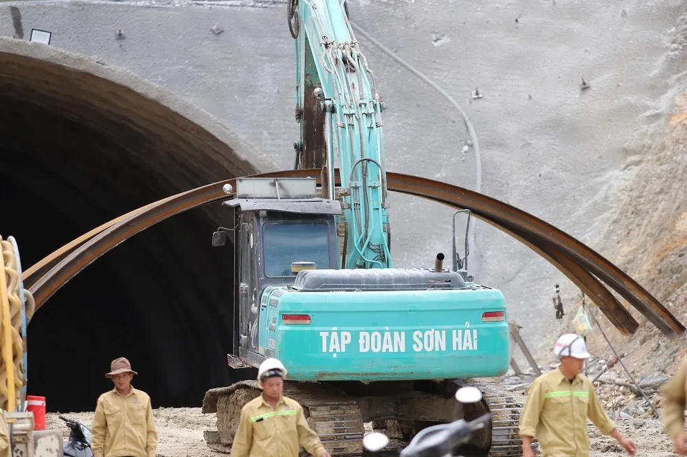 Công nhân đang làm việc trên công trường hầm Đèo Bụt