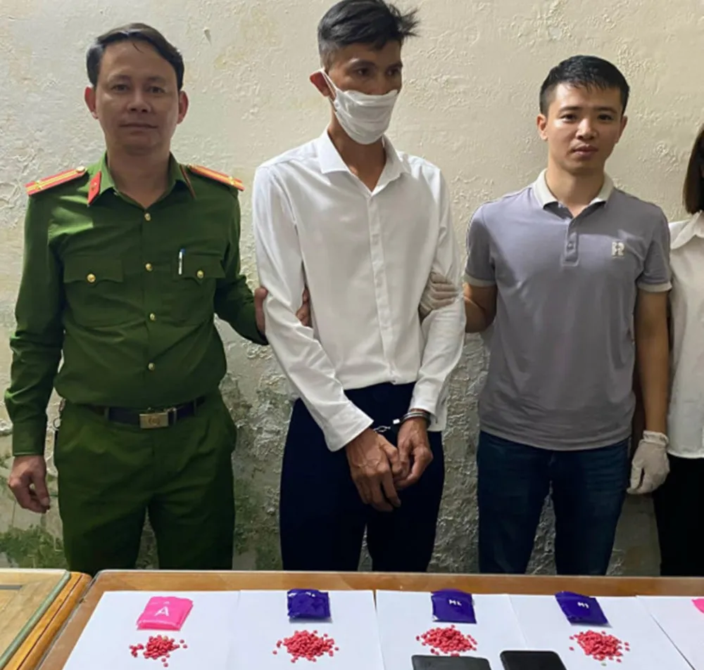 Nguyễn Văn Đạm cùng tang vật viên hồng phiến tại cơ quan công an Nguyễn Văn Đạm cùng tang vật viên hồng phiến tại cơ quan công an