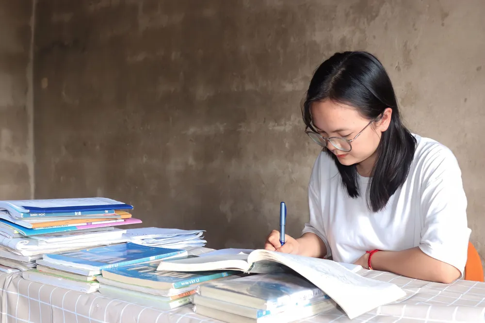 Nữ sinh Nguyễn Khánh Linh luôn xếp loại giỏi về kết quả học tập và nhiều năm liền, Linh là học sinh giỏi cấp huyện, cấp tỉnh môn Địa lý Nữ sinh Nguyễn Khánh Linh luôn xếp loại giỏi về kết quả học tập và nhiều năm liền, Linh là học sinh giỏi cấp huyện, cấp tỉnh môn Địa lý