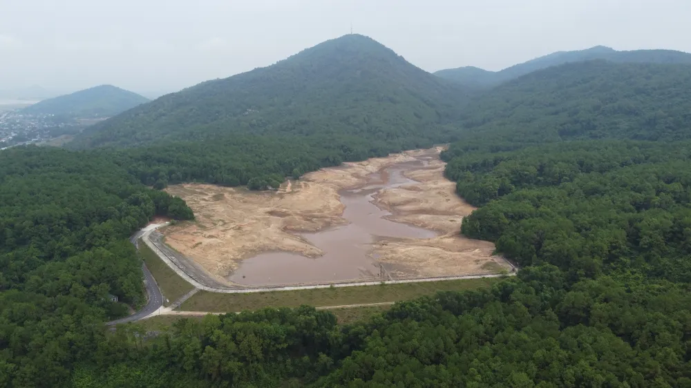 Hồ chứa nước Thiên Tượng cạn khô do nắng nóng, hạn hán kéo dài