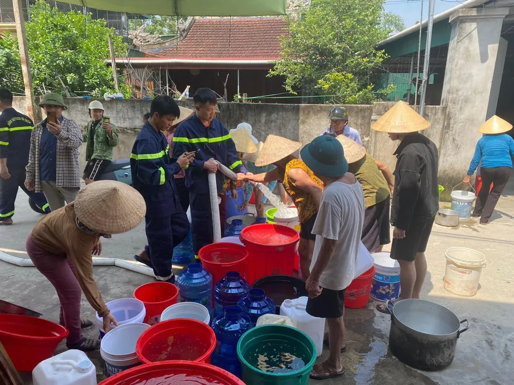 Người dân sử dụng các vật dụng để đựng nước sạch