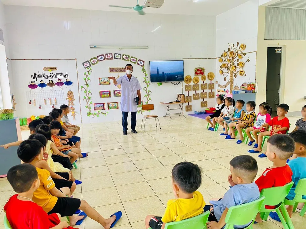 Cán bộ y tế huyện Hương Khê hướng dẫn học sinh phòng chống bệnh đau mắt đỏ Cán bộ y tế huyện Hương Khê hướng dẫn học sinh phòng chống bệnh đau mắt đỏ