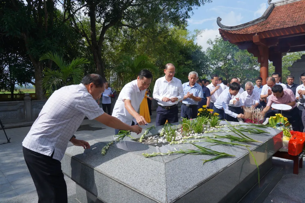 Các đại biểu dâng hương tưởng niệm tại phần mộ Đại thi hào Nguyễn Du Các đại biểu dâng hương tưởng niệm tại phần mộ Đại thi hào Nguyễn Du