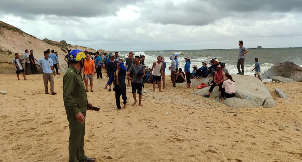 Người dân và lực lượng chức năng kịp thời cứu sống 3 ngư dân vào bờ an toàn Người dân và lực lượng chức năng kịp thời cứu sống 3 ngư dân vào bờ an toàn