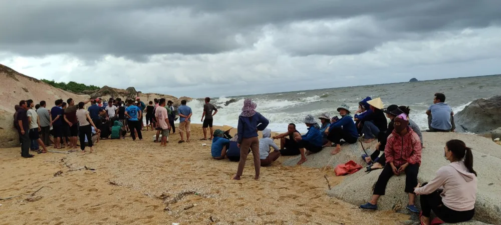 Nhiều người có mặt tại bờ biển tham gia cứu hộ cứu nạn Nhiều người có mặt tại bờ biển tham gia cứu hộ cứu nạn