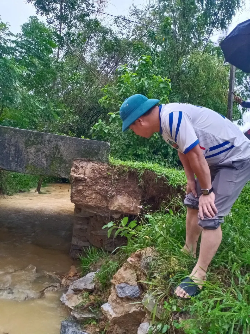 Cầu dân sinh bị xói lở ở xã Hương Lâm, huyện Hương Khê Cầu dân sinh bị xói lở ở xã Hương Lâm, huyện Hương Khê