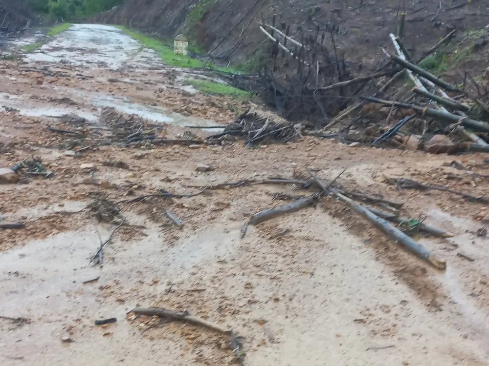 Đường giao thông đoạn qua bản Rào Tre bị sạt lở, xói bồi đất đá Đường giao thông đoạn qua bản Rào Tre bị sạt lở, xói bồi đất đá