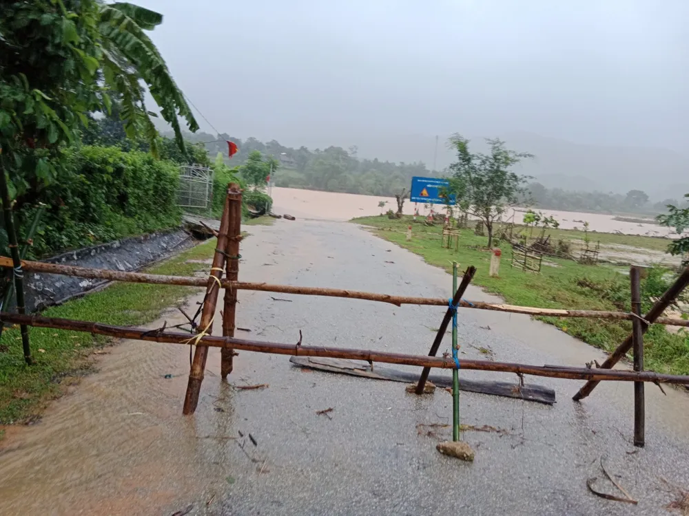 Lập rào chắn ngăn người và phương tiện vào khu vực cầu tràn Lập rào chắn ngăn người và phương tiện vào khu vực cầu tràn