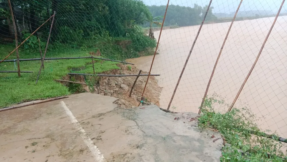 Sạt lở dọc bờ sông Ngàn Sâu ở xã Hương Liên Sạt lở dọc bờ sông Ngàn Sâu ở xã Hương Liên