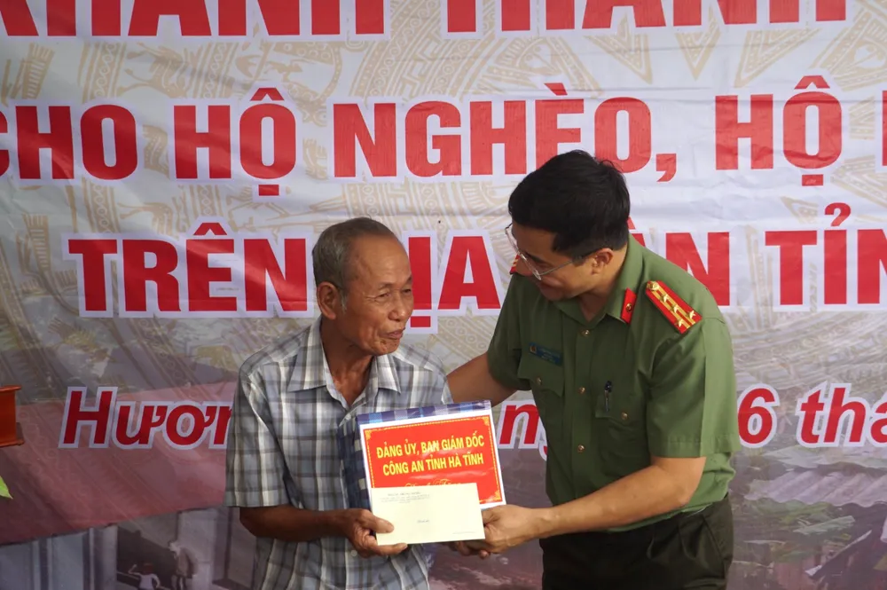 Lãnh đạo Công an tỉnh Hà Tĩnh tặng quà chúc mừng hộ gia đình có ngôi nhà mới Lãnh đạo Công an tỉnh Hà Tĩnh tặng quà chúc mừng hộ gia đình có ngôi nhà mới