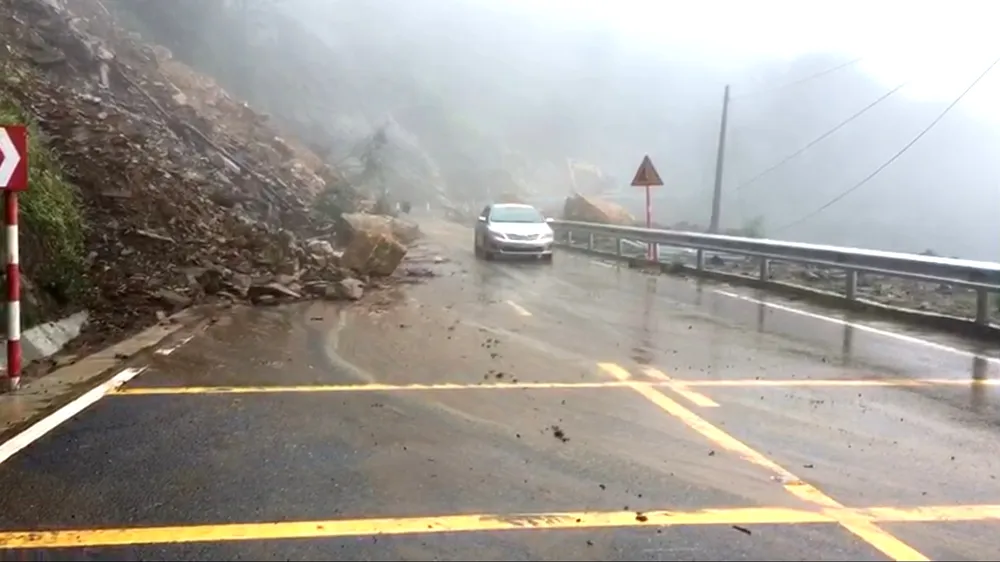 Các phương tiện lưu thông qua lại trên Quốc lộ 8A