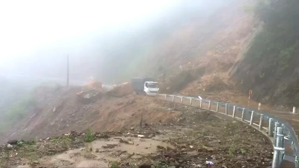 Các phương tiện lưu thông trên Quốc lộ 8A