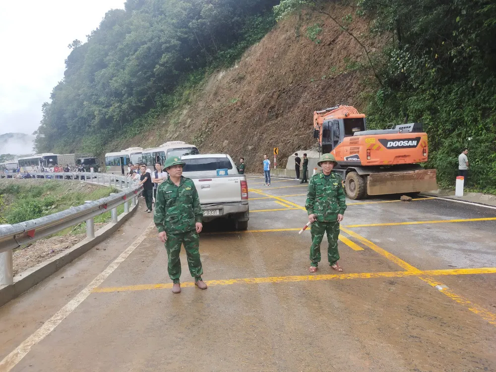 Lực lượng Bộ đội Biên phòng Hà Tĩnh làm nhiệm vụ trực gác ở đầu vị trí sạt lở