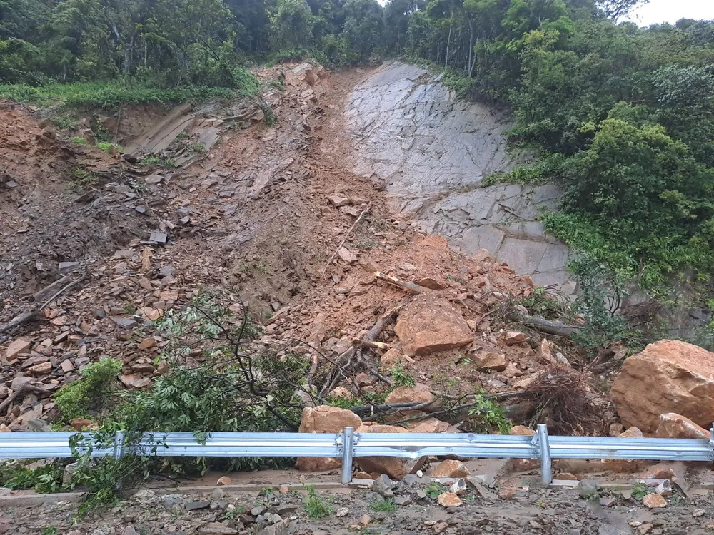 Hiện trường sạt lở trên Quốc lộ 8A