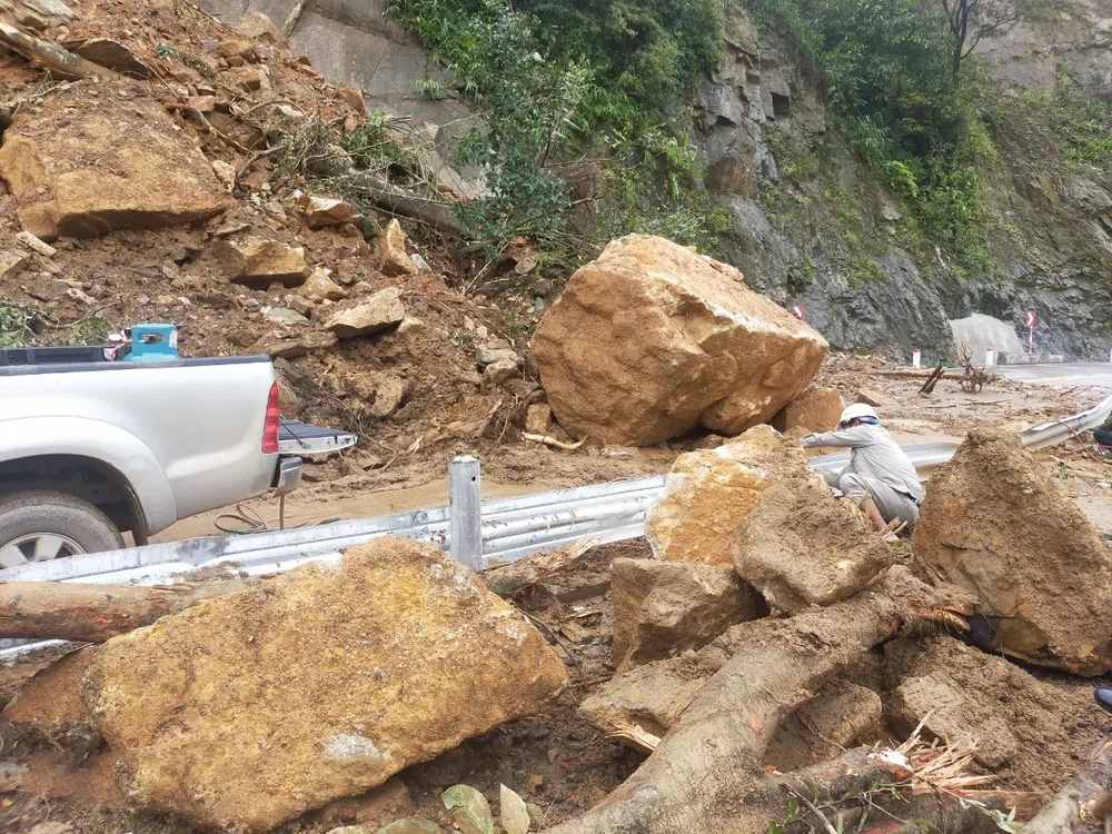 Nhiều khối đất đá sạt lở xuống Quốc lộ 8A