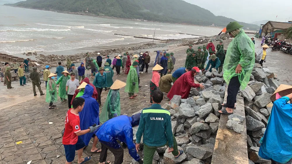 Đá được tập kết trên kè biển