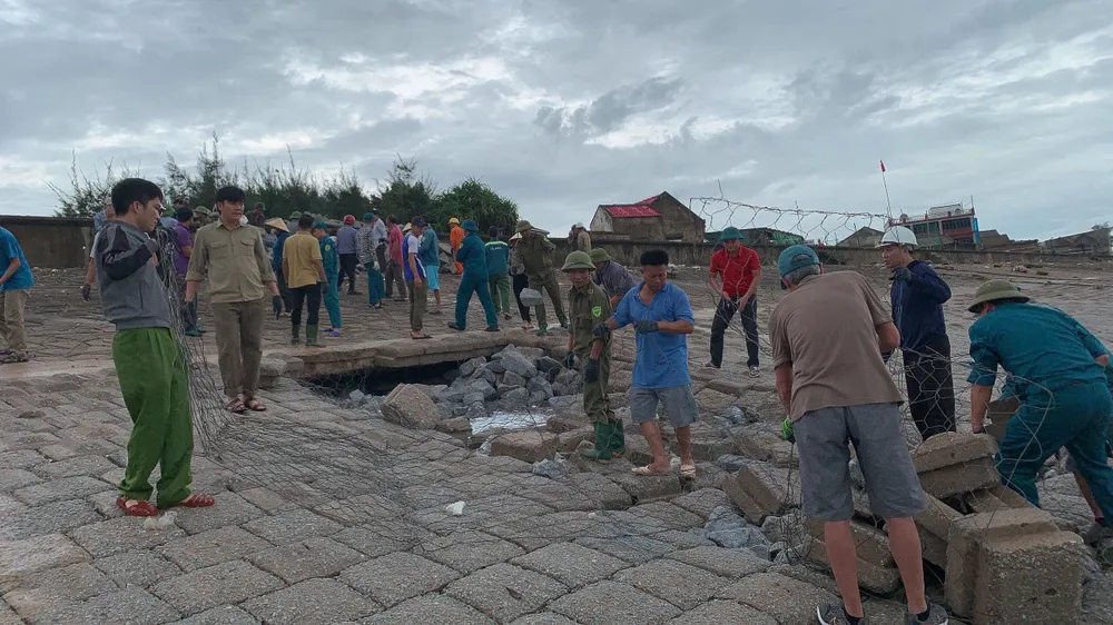 Nhiều vị trí trên kè biển bị sạt lở, khoét hàm ếch