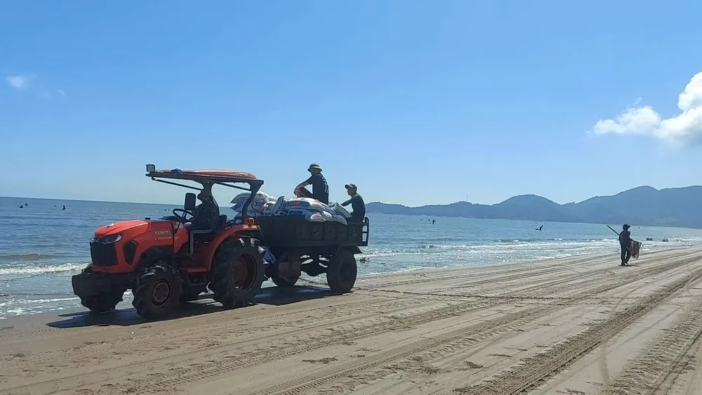 Vận chuyển bao tải chở ốc ruốc về điểm tập kết Vận chuyển bao tải chở ốc ruốc về điểm tập kết