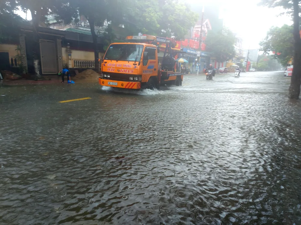 Phương tiện cứu hộ giao thông tham gia hỗ trợ phương tiện bị ngập nước