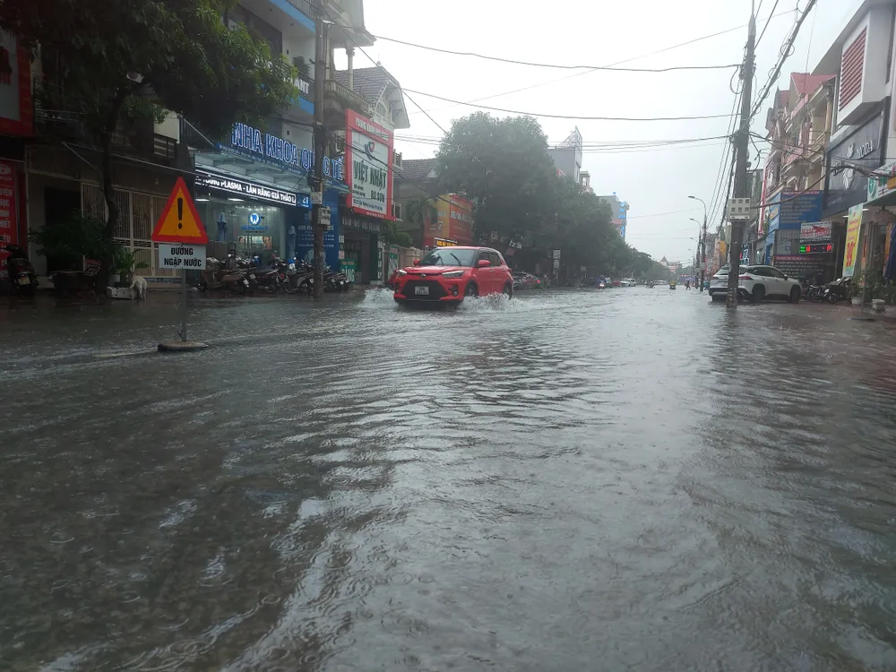 Lập biển cảnh báo ngập nước sâu trên đường Hải Thượng Lãn Ông