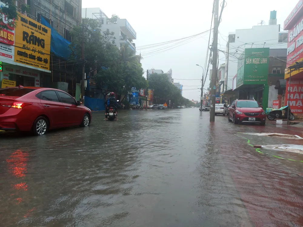 Nhiều phương tiện phải quay đầu vì đường Hải Thượng Lãn Ông ngập nước sâu