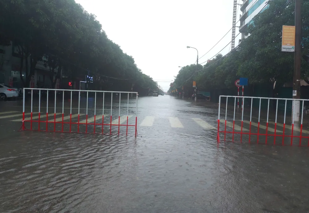 Lập rào chắn ngăn phương tiện đi vào điểm nước sâu trên đường Nguyễn Du