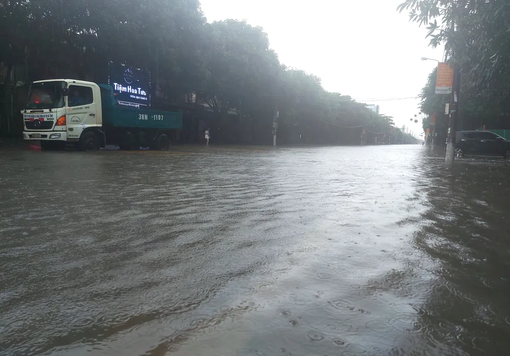 Đường Nguyễn Du ngập trong biển nước