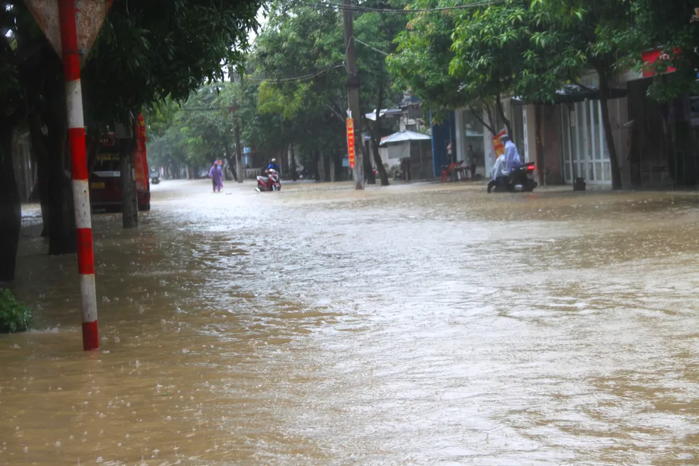 Nhiều người dân phải xuống đẩy bộ phương tiện do nước ngập sâu