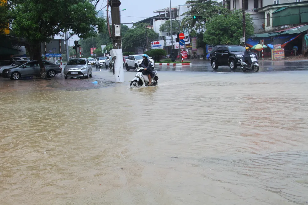 Ngập nước sâu trên đường Nguyễn Xí giao với Quốc lộ 1A (đường Hà Huy Tập)
