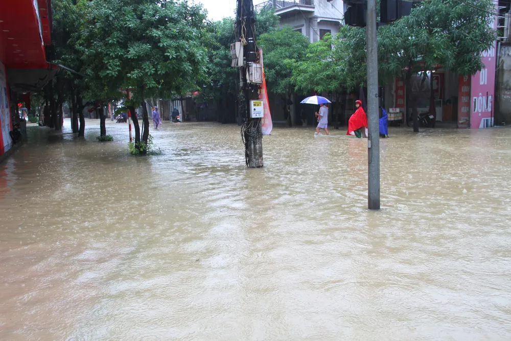 Nhiều người chọn giải pháp lội bộ để về nhà