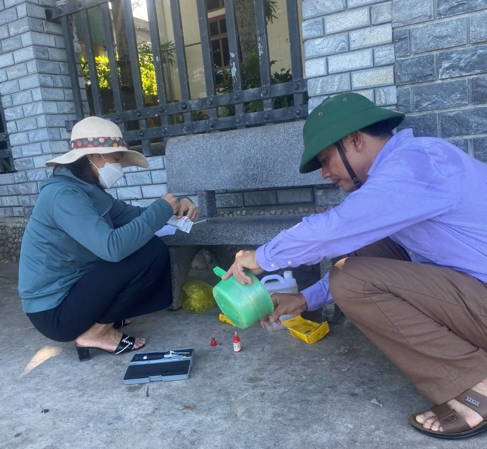 Cơ quan chức năng lấy mẫu nước gửi đi kiểm tra, phân tích