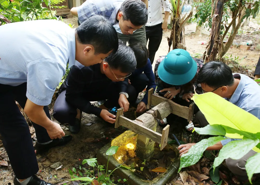 Đoàn công tác CDC Hà Tĩnh giám sát véc-tơ truyền bệnh tại thôn An Sú