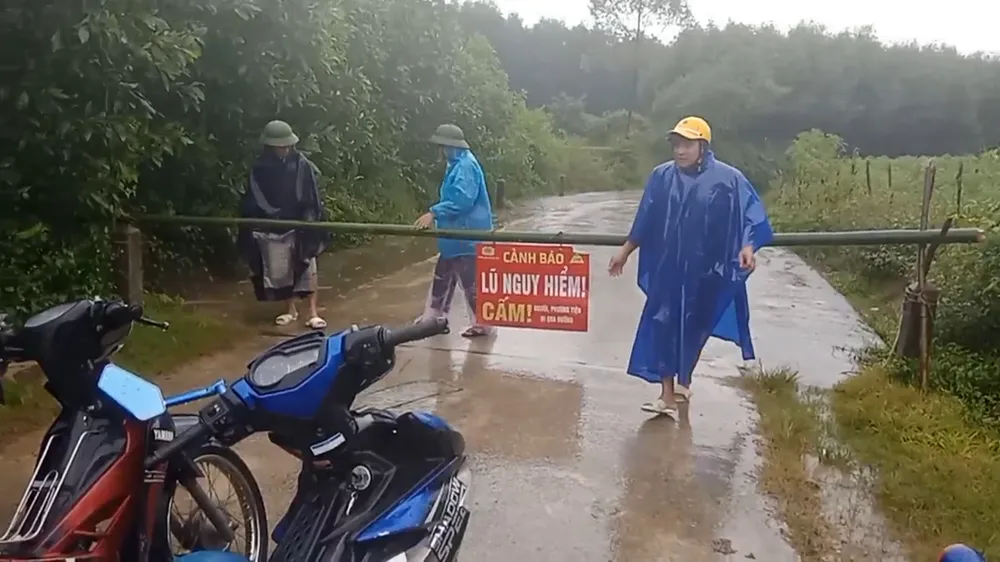 Lực lượng chức năng lập rào chắn cảnh báo khu vực nước sâu ở xã Kỳ Lạc Lực lượng chức năng lập rào chắn cảnh báo khu vực nước sâu ở xã Kỳ Lạc