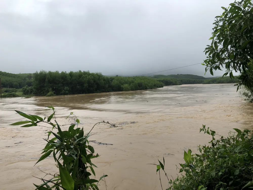 Mực nước cuồn cuộn trên sông Rào Trổ đoạn qua địa bàn xã Kỳ Lạc Mực nước cuồn cuộn trên sông Rào Trổ đoạn qua địa bàn xã Kỳ Lạc