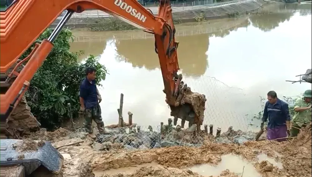 Gia cố bờ sông Ngàn Mọ bị sạt lở