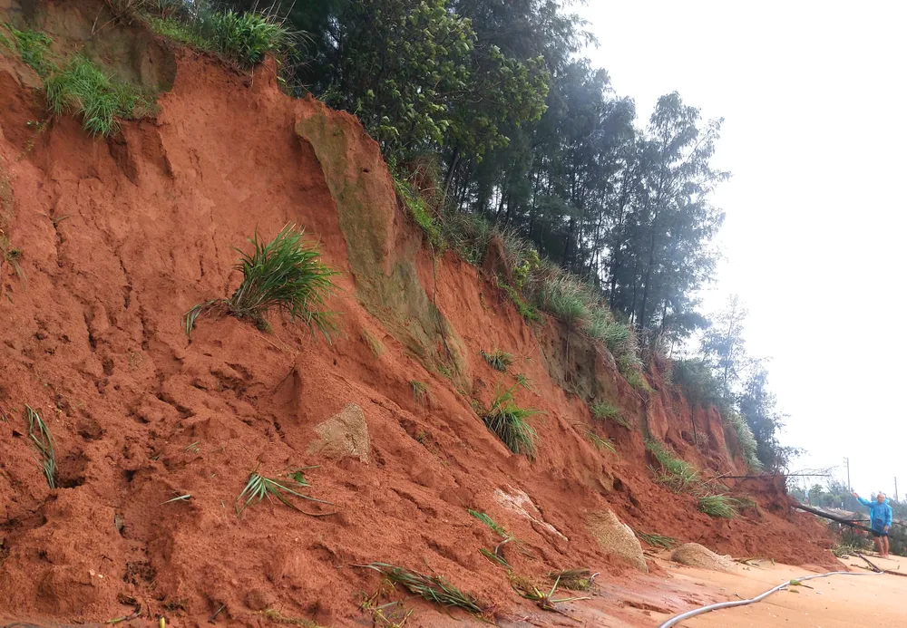 Nhiều vị trí đất bờ biển đang khoét hàm ếch chờ đổ sập