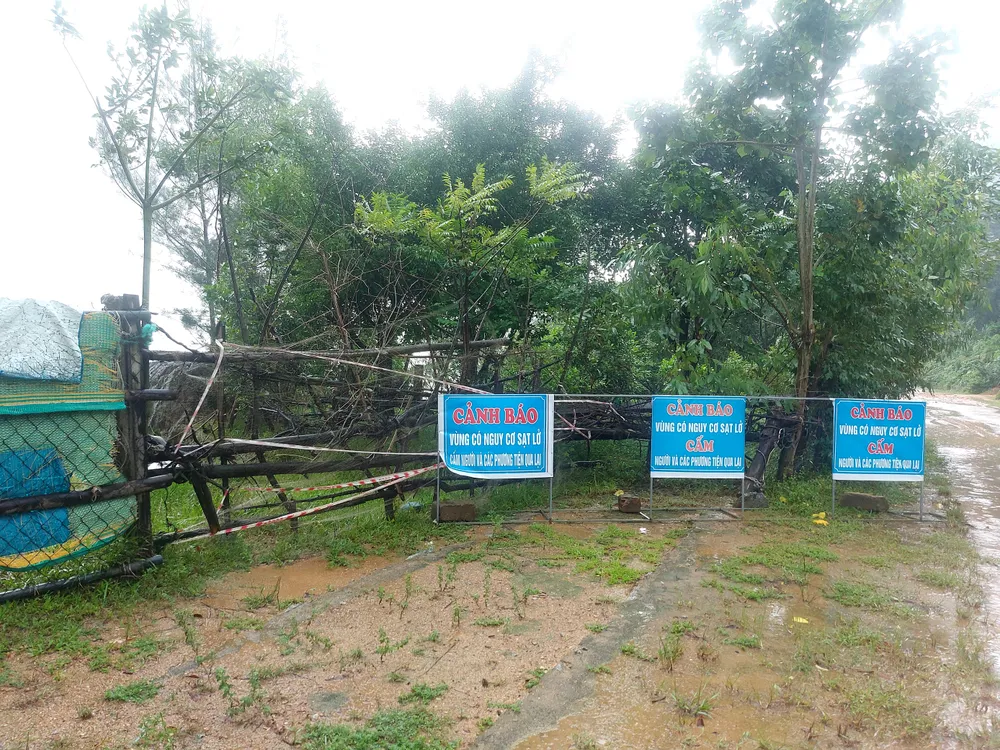 Chính quyền địa phương đã lập các biển cảnh báo khu vực sạt lở nguy hiểm
