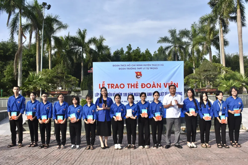 Trao sổ và thẻ đoàn viên