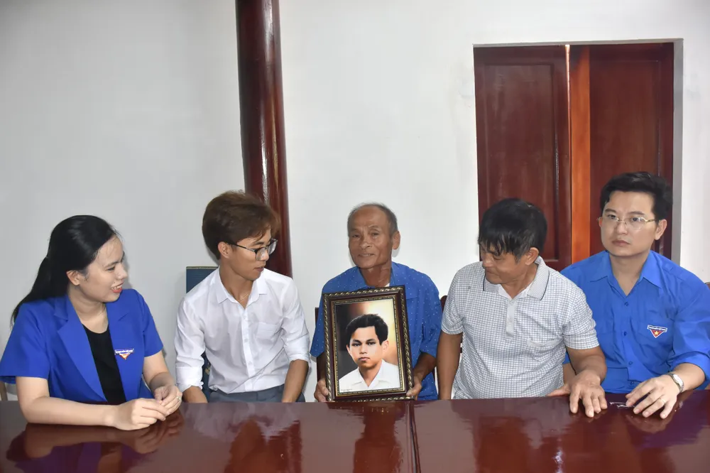 Trao bức ảnh phục chế cho thân nhân Anh hùng liệt sĩ Lý Tự Trọng